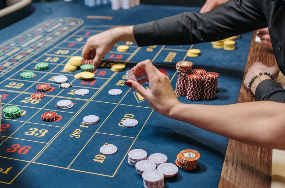 Blackjack Tisch im Casino mit Karten und Chips