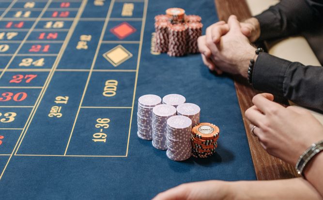 Online Casino: Spielautomaten und Live-Spiele im Überblick