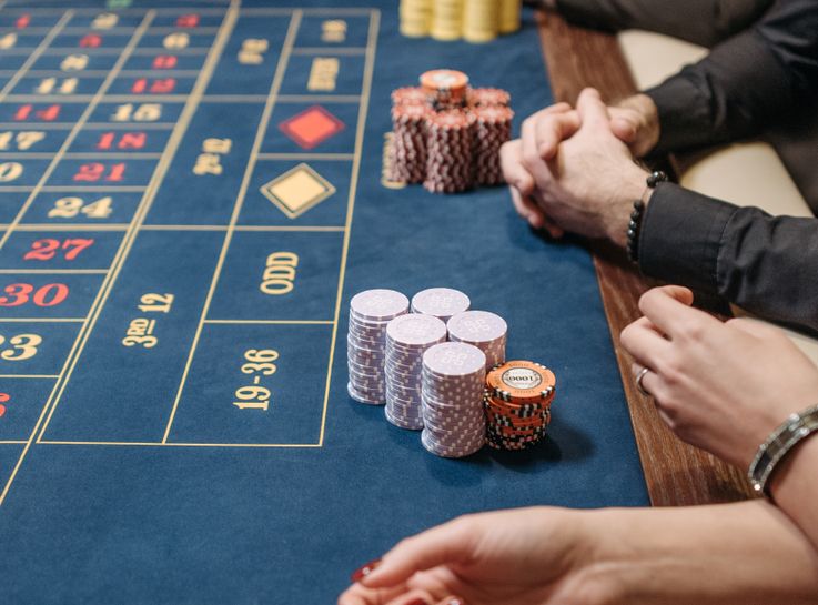 Online Spielautomaten mit verschiedenen Symbolen auf Bildschirm