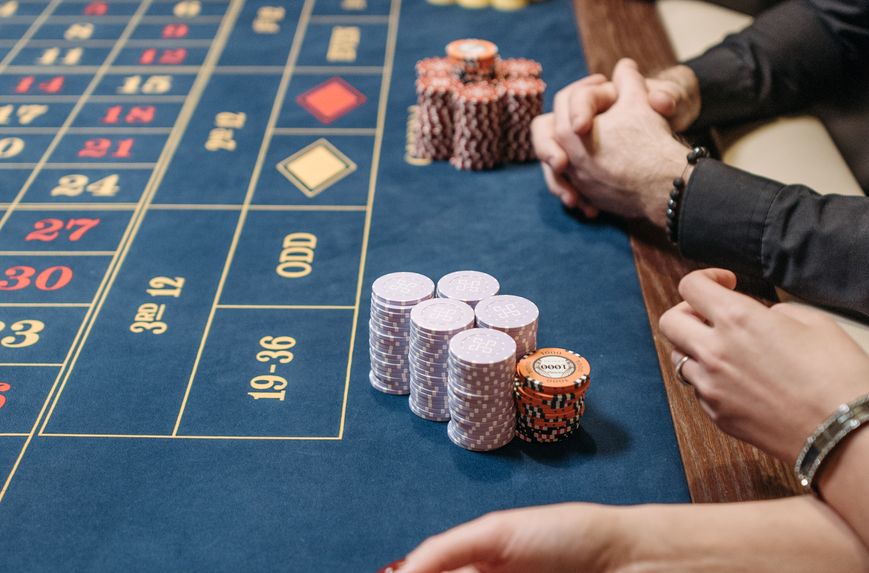 Bitcoin Symbol neben Casino Karten