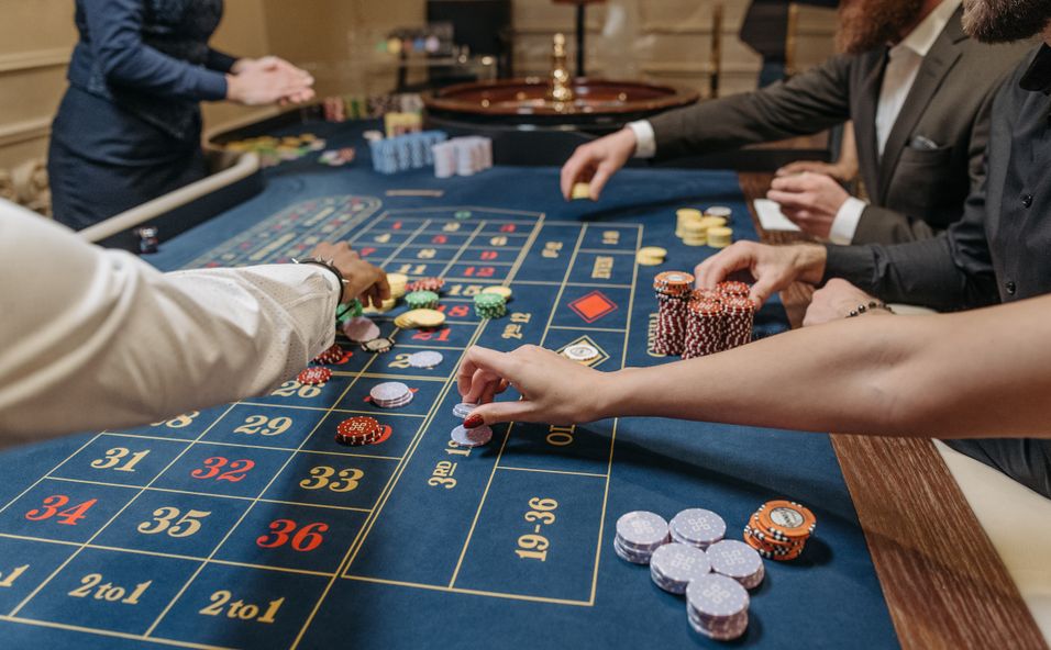 Casino Turnier Teilnehmer am Spielautomaten