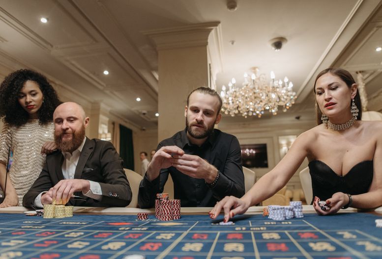Online Casino: Spielautomaten und Live-Spiele im Überblick