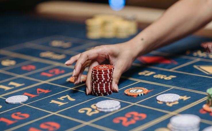 Online Casino: Spielautomaten und Live-Spiele im Überblick