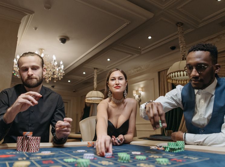 Online Casino: Spielautomaten und Live-Spiele im Überblick