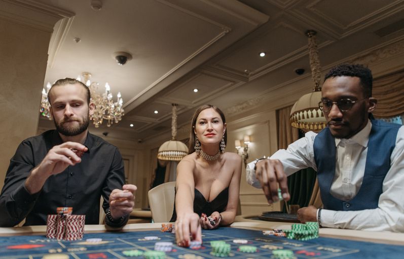 Online Casino: Spielautomaten und Live-Spiele im Überblick