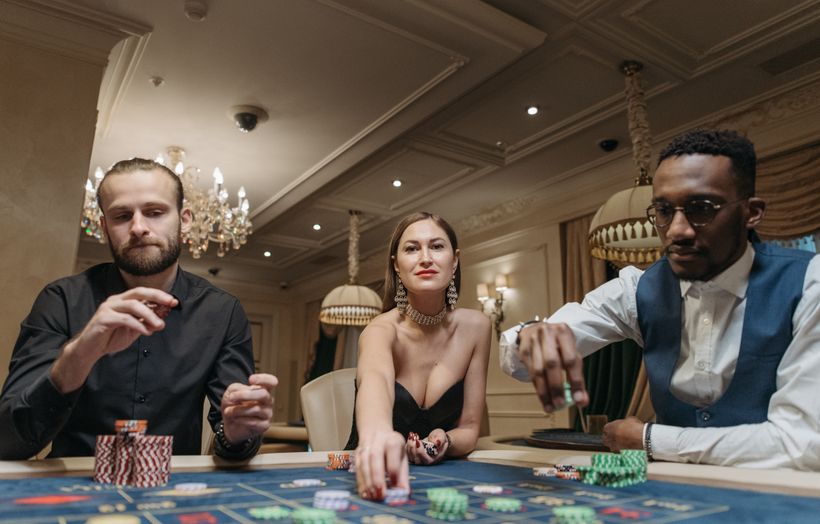 Online Casino: Spielautomaten und Live-Spiele im Überblick