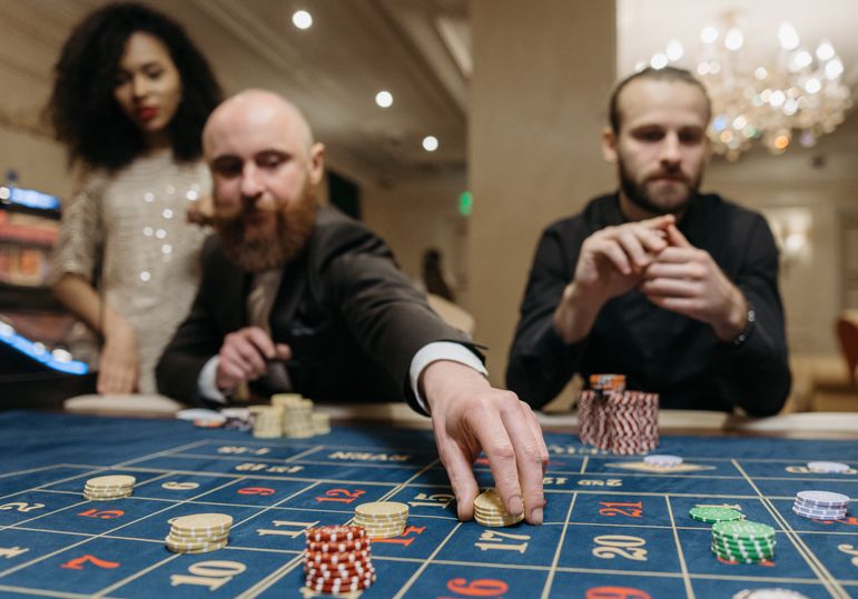 Online Casino: Spielautomaten und Live-Spiele im Überblick