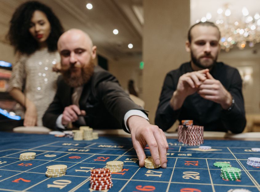 Online Spielautomaten mit bunten Symbolen und Jackpot Anzeige