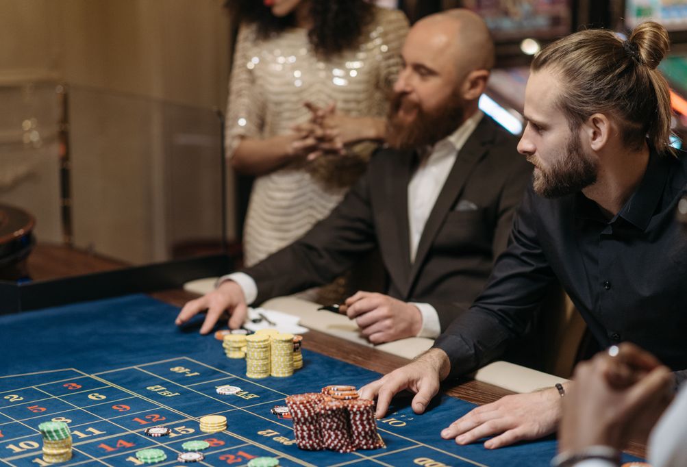 Online Casino: Spielautomaten und Live-Spiele im Überblick