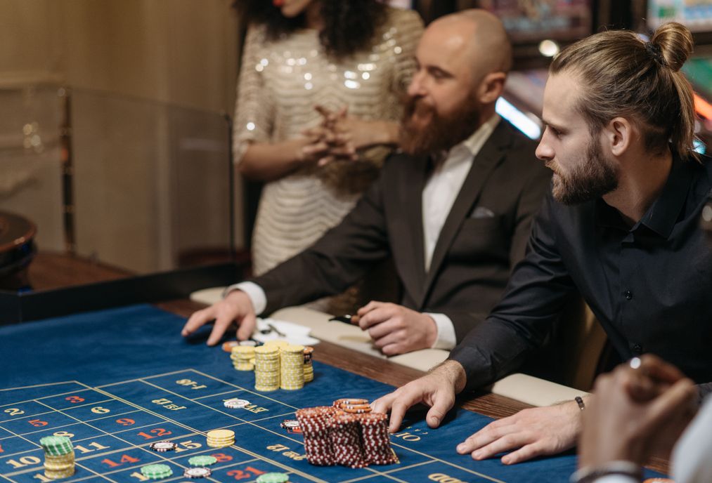 Online Casino: Spielautomaten und Live-Spiele im Überblick