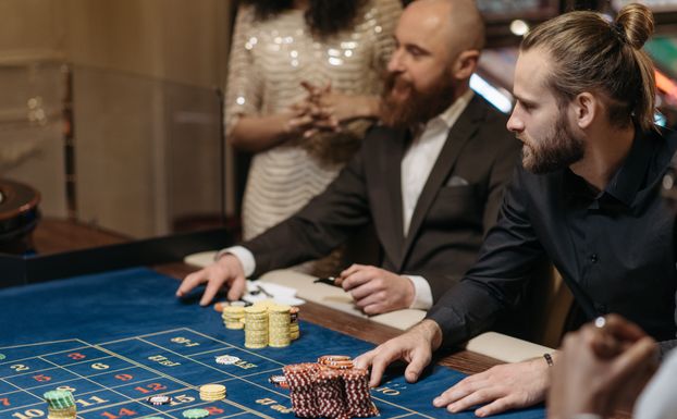 Online Casino: Spielautomaten und Live-Spiele im Überblick