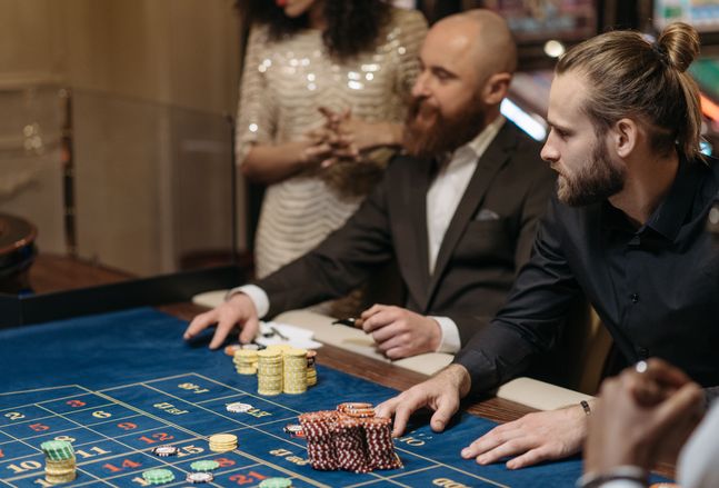 Online Casino: Spielautomaten und Live-Spiele im Überblick