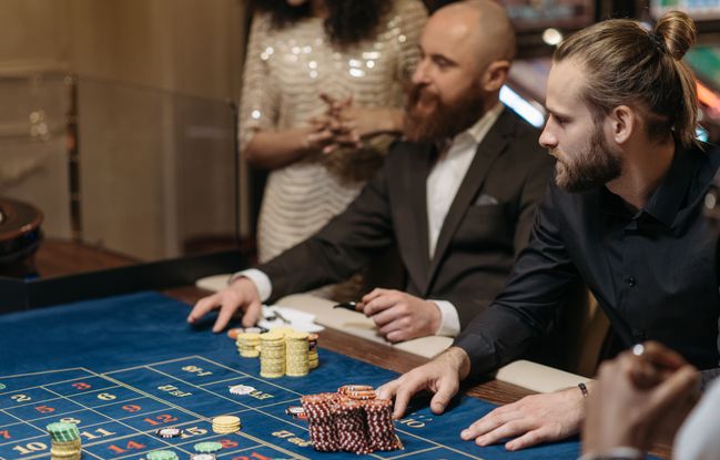 Online Casino: Spielautomaten und Live-Spiele im Überblick