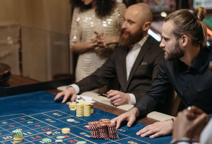 Online Casino: Spielautomaten und Live-Spiele im Überblick