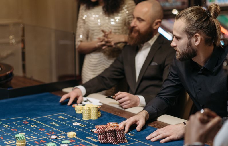 Online Casino: Spielautomaten und Live-Spiele im Überblick