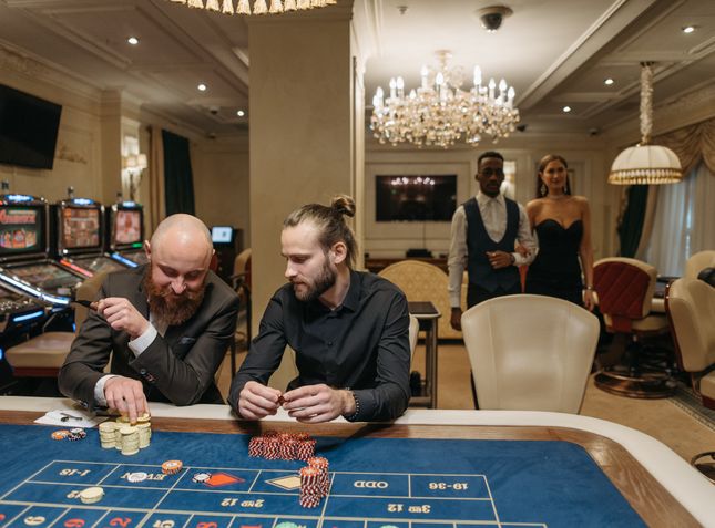 Online Casino: Spielautomaten und Live-Spiele im Überblick