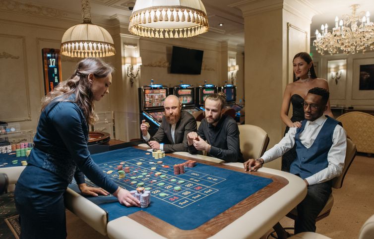 Online Casino: Spielautomaten und Live-Spiele im Überblick