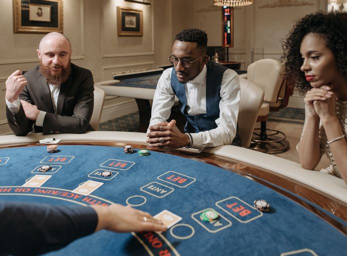 Online Casino: Spielautomaten und Live-Spiele im Überblick