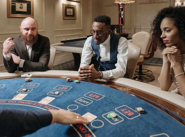 Online Casino: Spielautomaten und Live-Spiele im Überblick