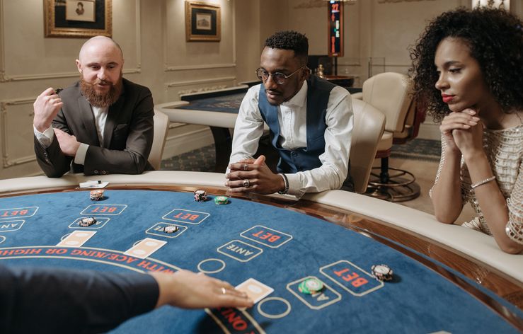 Online Casino: Spielautomaten und Live-Spiele im Überblick