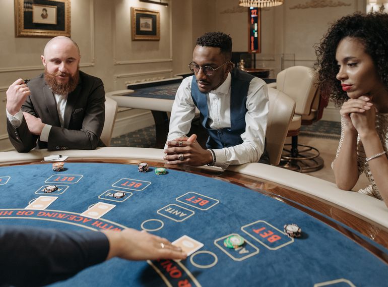 Online Casino: Spielautomaten und Live-Spiele im Überblick