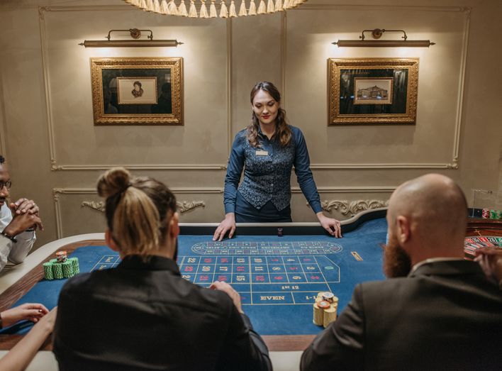 Historische deutsche Spielbank mit Roulette-Tisch im eleganten Ambiente