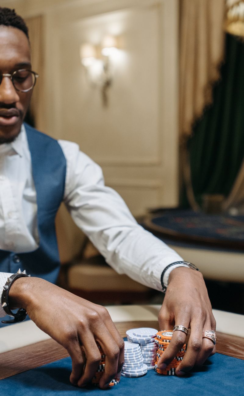 Live Poker Tells: Body Language & Betting Patterns You Can't Ignore (2026)