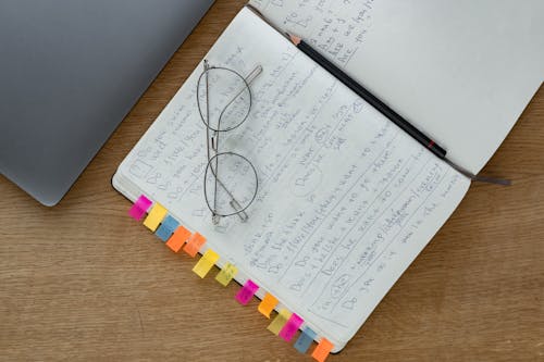 Kostnadsfria Kostnadsfri bild av anteckningsbok, glasögon, penna Stock foto