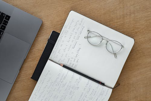 Kostnadsfria Kostnadsfri bild av anteckningsbok, glasögon, penna Stock foto