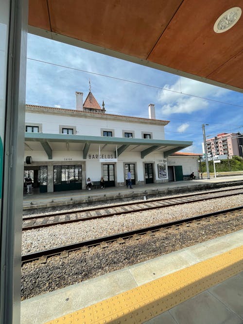 Бесплатное стоковое фото с вертикальный выстрел, железнодорожная платформа, железнодорожная станция