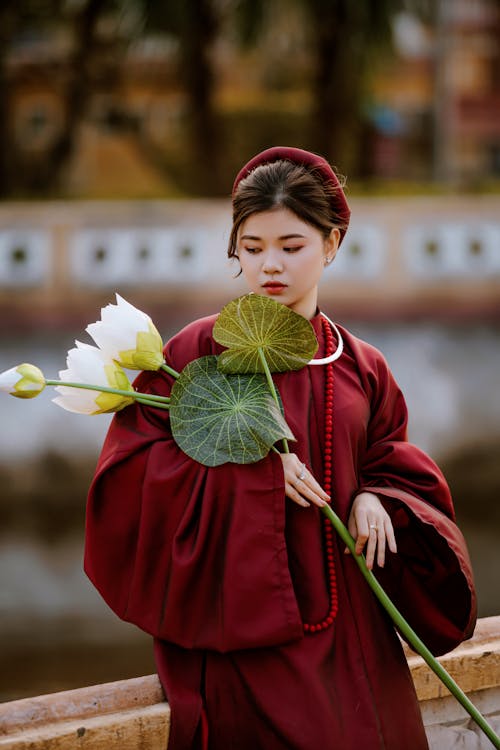 Kostnadsfri bild av asiatisk kvinna, blad, blomma