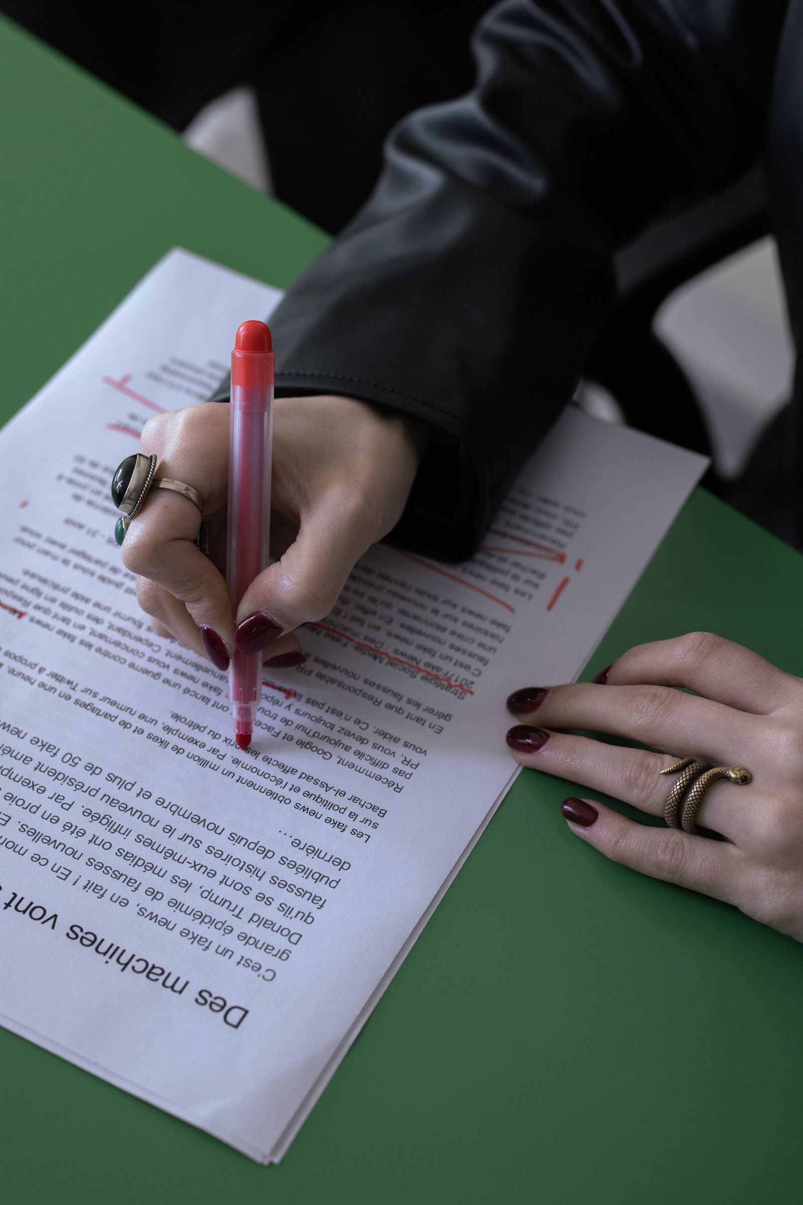 Main annotant et corrigeant précisément un document imprimé