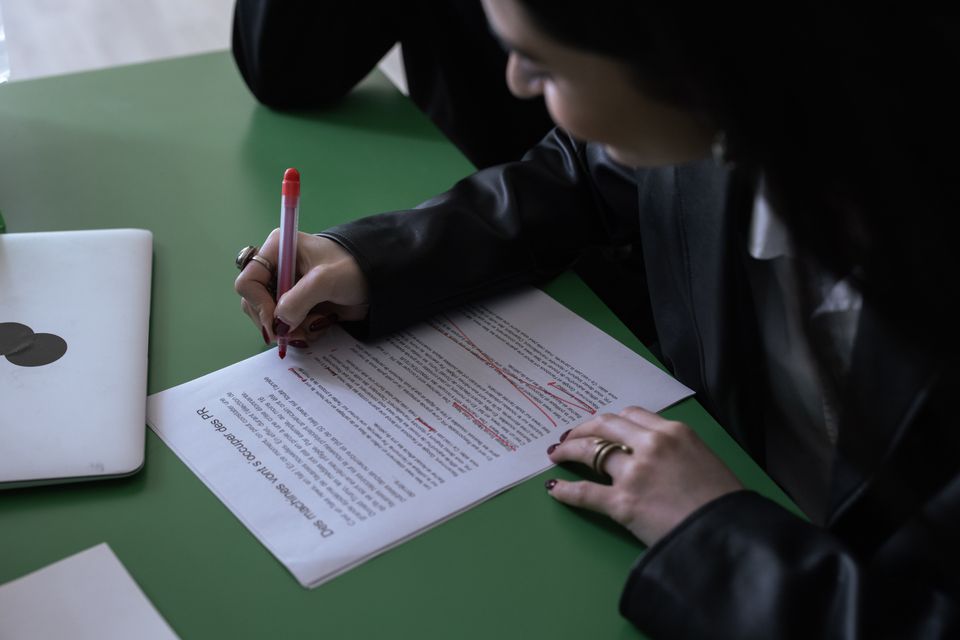 Editor rephrasing a document with an AI rewriter