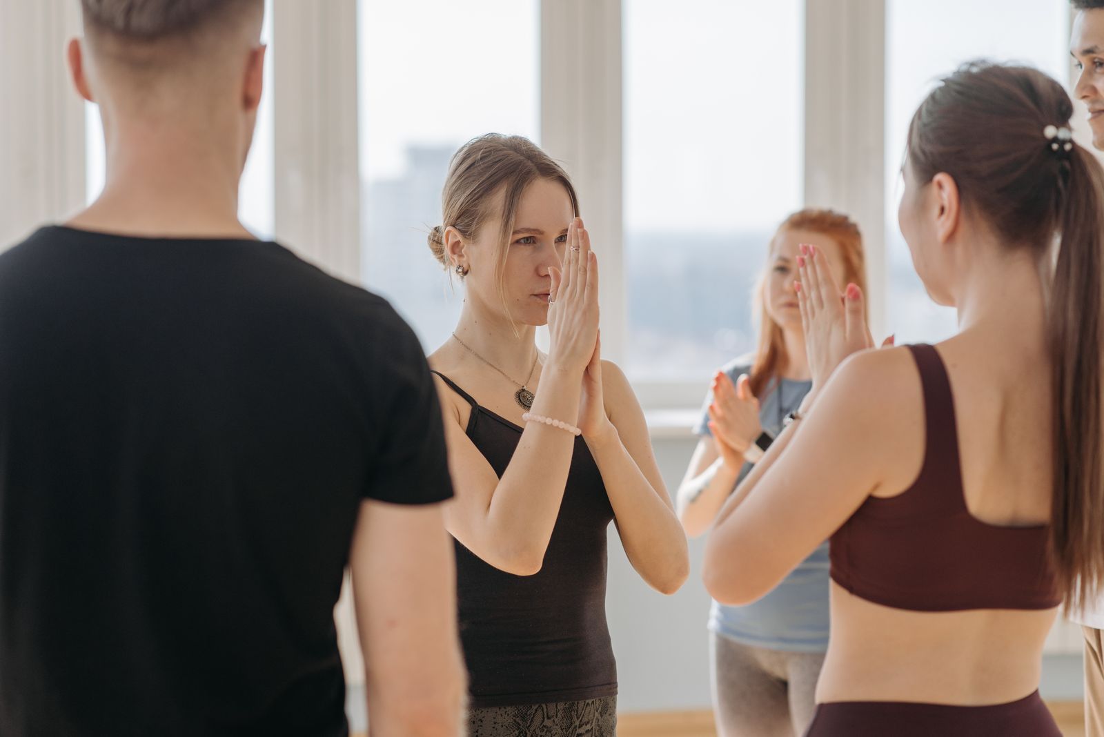Groupe de personnes pratiquant le yoga dans un studio, photographie d’illustration