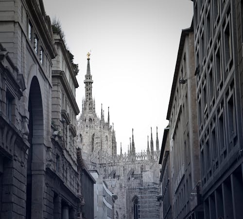 Grijswaardenfoto Van Steeg Met De Kathedraal Van Milaan Op Achtergrond