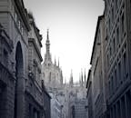 在晴朗的天空下，标志性的米兰大教堂哥特式尖顶高耸，彰显着建筑的辉煌