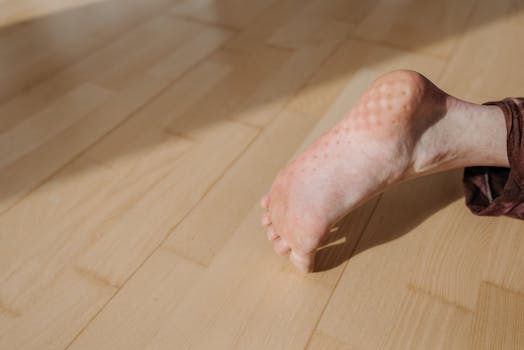 展示正确行走姿势和步态的示意图