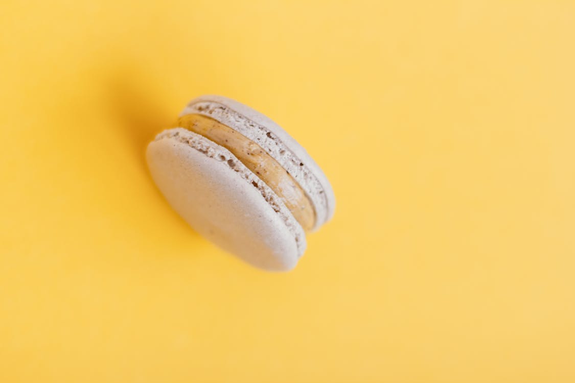 White tasty macaroon with sweet filling · Free Stock Photo