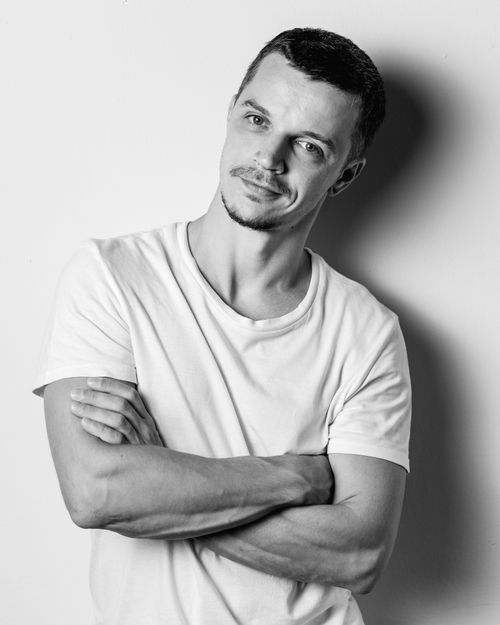 Free Black and white portrait of a confident man in a casual white t-shirt. Stock Photo