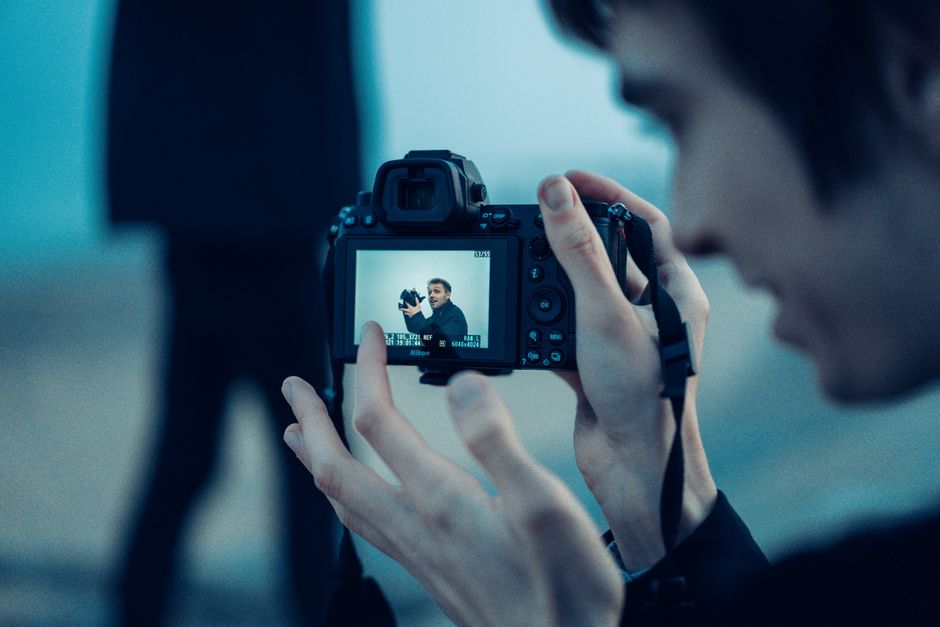 Tela de câmera mirrorless exibindo foco automático rastreando ave em voo