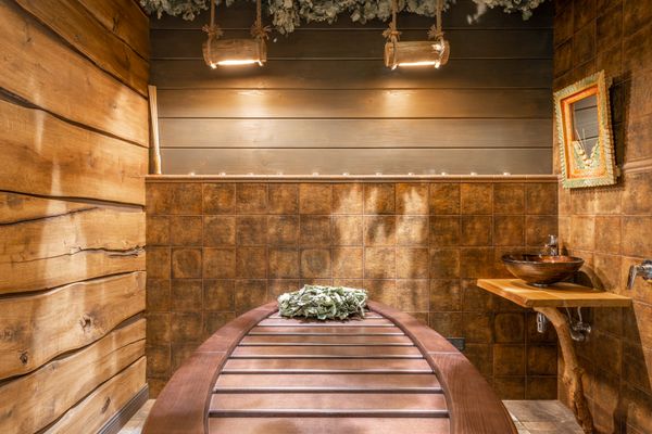 Diseño de habitación rústica con acabados en madera