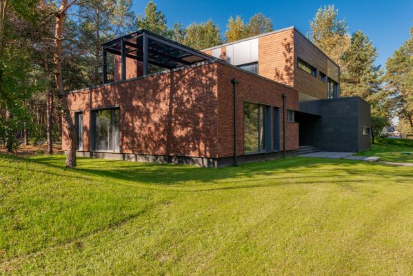 Bakstenen huis met grote ramen