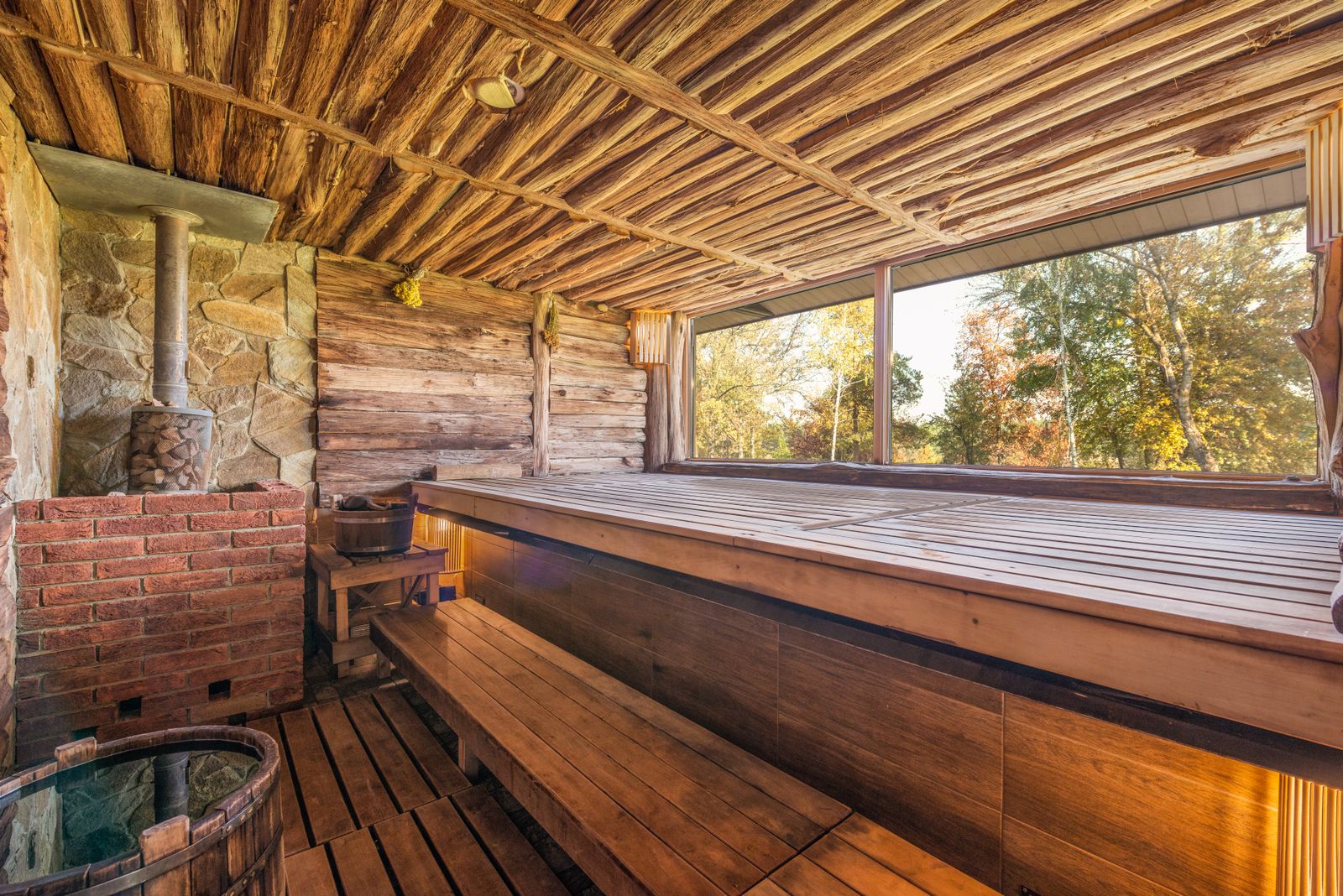 Intérieur d'un sauna en bois clair avec banquettes étagées