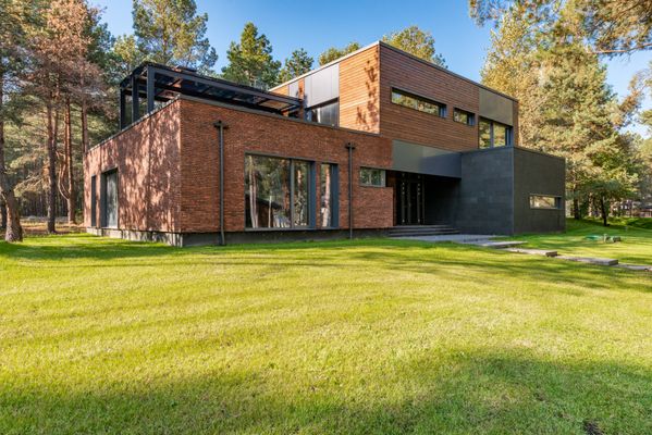 Modern huis met grote ramen
