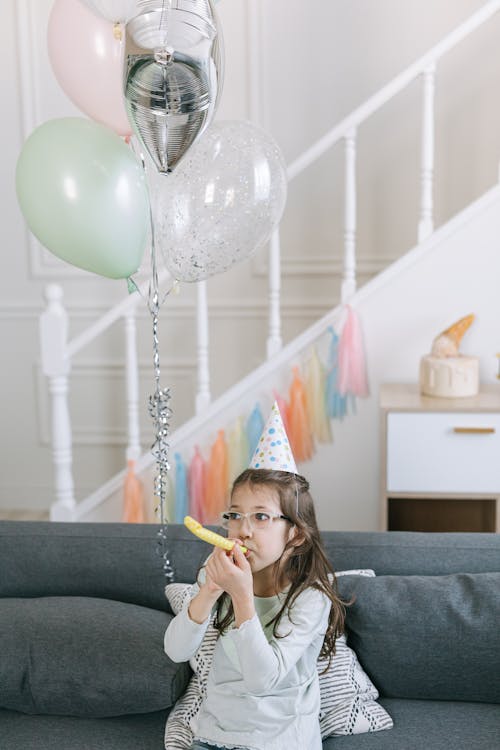 Foto profissional grátis de aniversário, apito de festa, balões