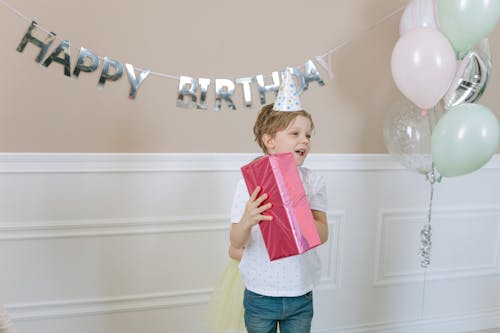 Foto profissional grátis de alegre, aniversário, apresentar