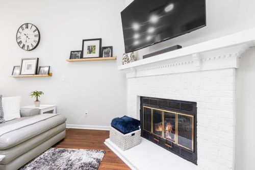 Free Bright living room with a modern fireplace and decor elements, perfect for comfort and style. Stock Photo