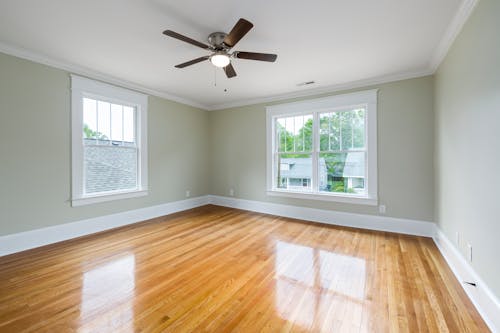 Free An Empty Living Room with Ceiling Fan Stock Photo