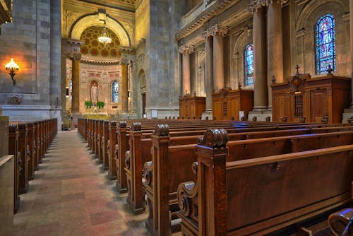 Коричневая деревянная церковная скамья напротив алтаря