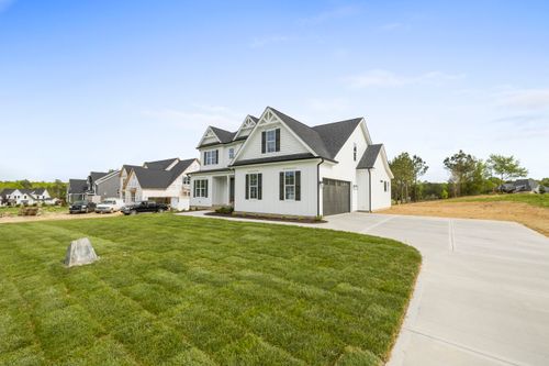Free Contemporary suburban house with a large yard and peaceful surroundings, ideal for families. Stock Photo